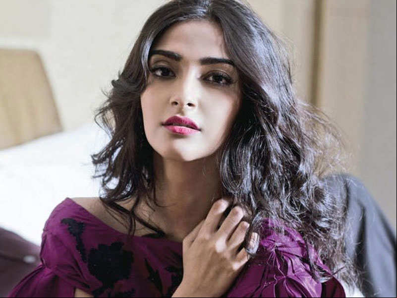 sonam kapoor says priyanka chopra is a better actress than deepika